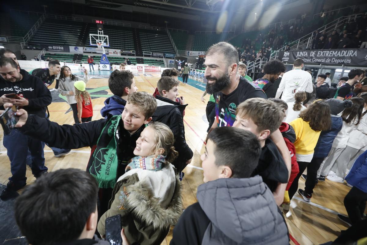 Kostas Vasileiadis se hace fotos con unos niños al final del partido.