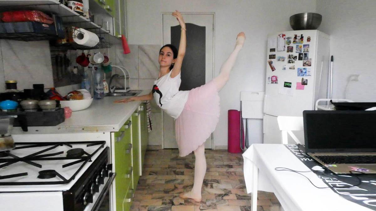 Ada González haciendo clase de ballet en la cocina de su casa