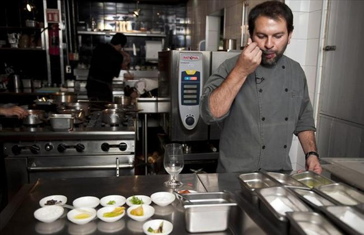 El cuiner prova receptes a la cuina del restaurant Pujol. El cuiner prova receptes a la cuina del restaurant Pujol.