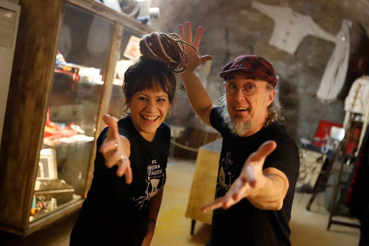 Los ilusionistas Pepín Banzo y Helena Perdomo en el museo de la magia aragonesa, en el corazón del barrio de San Pablo.