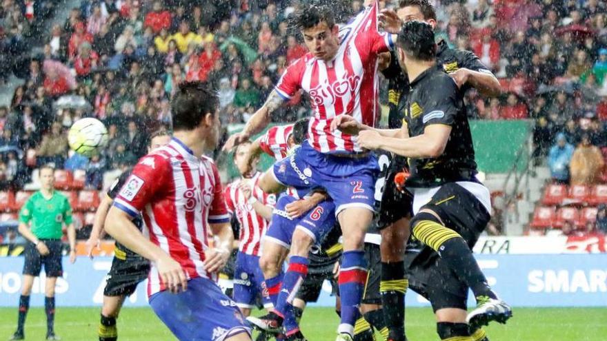 Luis Hernández es agarrado por la camiseta por la defensa del Sevilla ante Jorge Meré.