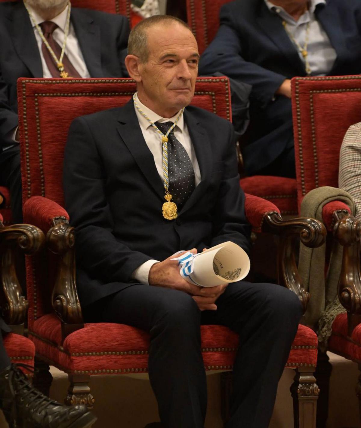 Gonzalo Navaza co a medalla e o diploma de académico. | // M. FUENTES