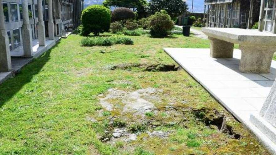Los vecinos piden que se haga una mejora en el suelo del cementerio de Domaio.  // G.Núñez