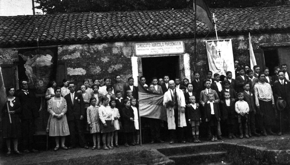 Conmemoración do Sindicato de Pardemarín da proclamación da república. No centro Manuel Castro Pena, mestre de Rubín, que no 36 acabará de xefe provincial da Falanxe. | //FOTO APORTADA POR XOÁN CARLOS GARRIDO