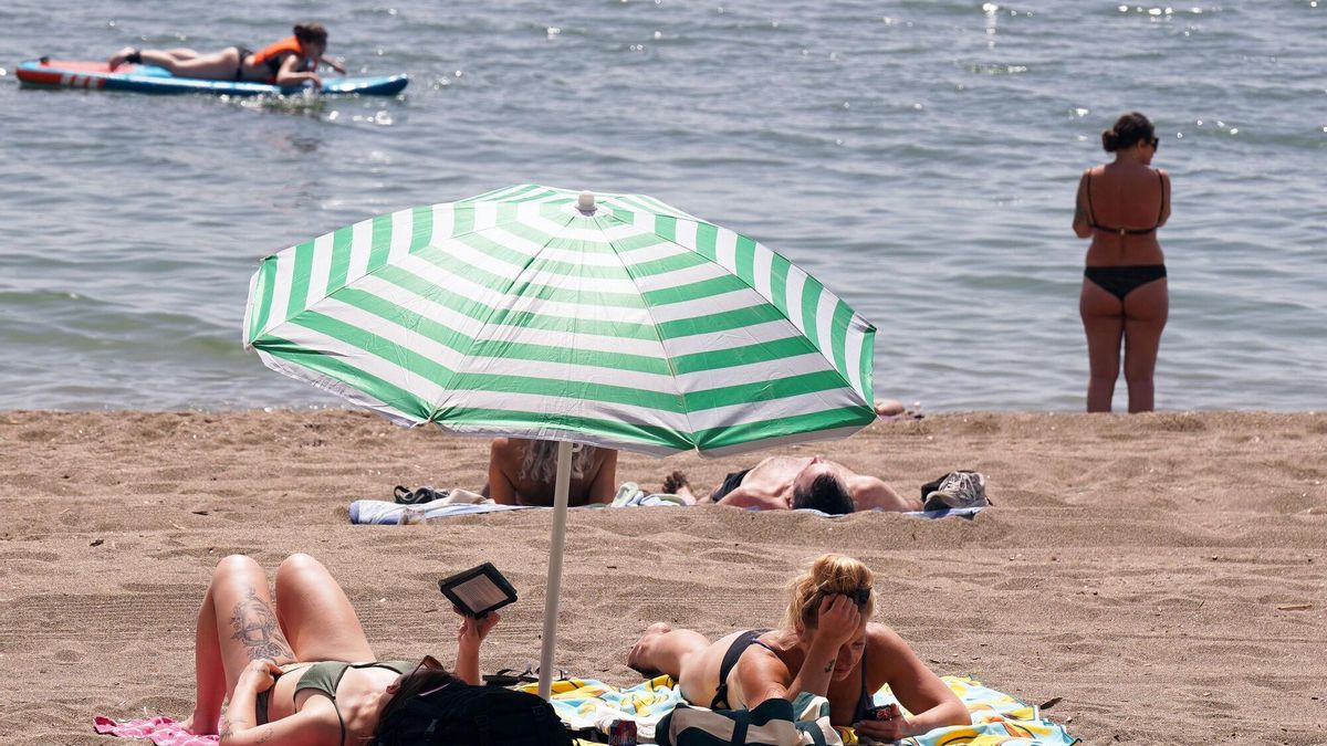 Imágenes de bañistas en La Malagueta.