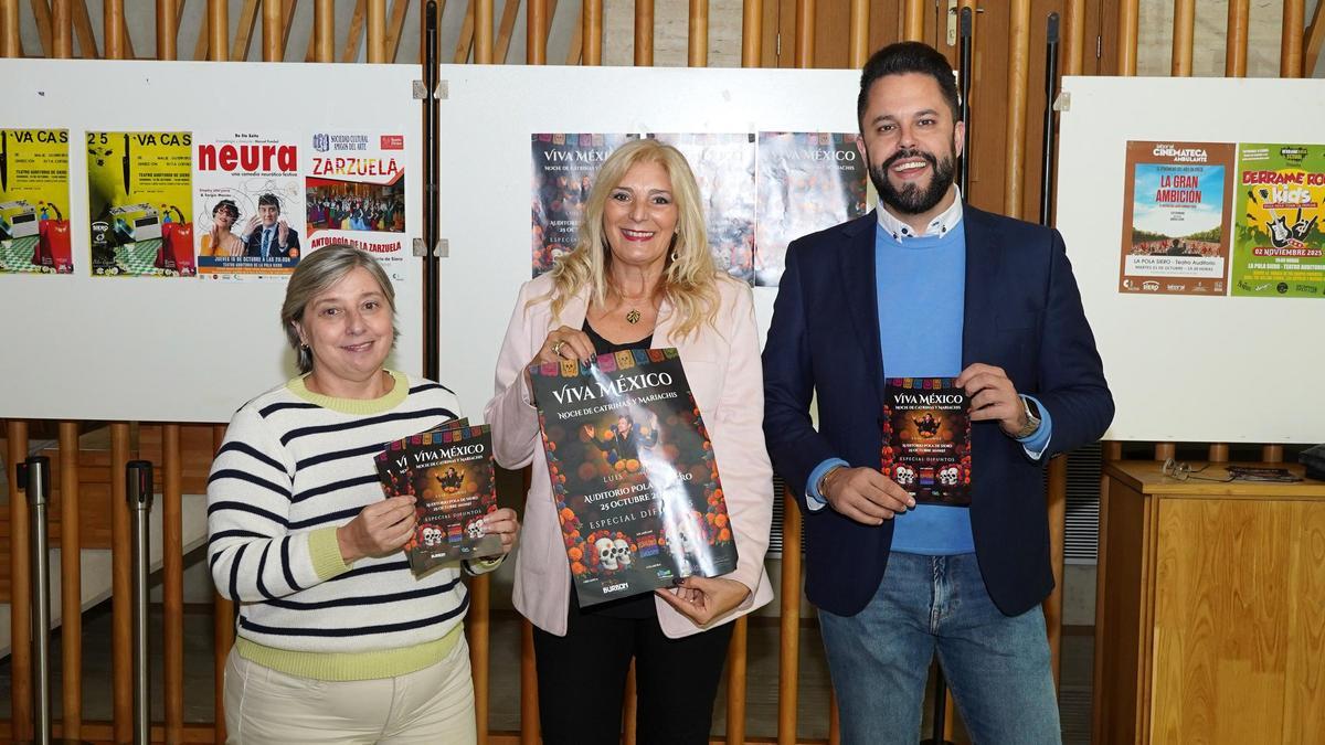 Por la izquierda, Isabel González, Aurora Cienfuegos y José Muñoz, en la presentación del espectáculo