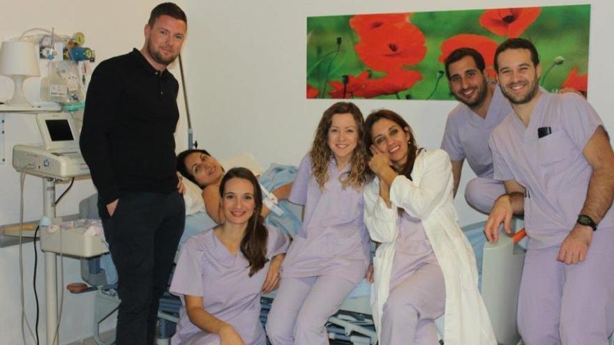 El equipo del Hospital de Torrevieja que ha atendido el parto junto a los padres y el recién nacido