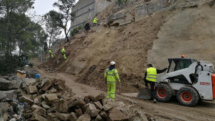 Operaris treballant en el talús de la part de ponent