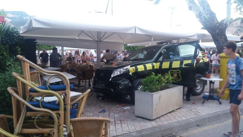 Una furgoneta del Govern se empotra contra la terraza de un restaurante en Sóller