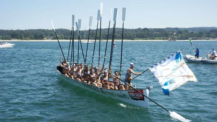 Zierbena alza sus remos para festejar su triunfo en la X Bandeira Concello de Ares disputada ayer. // Eusko Label Liga