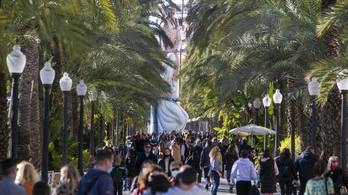 Procesión de San Nicolás y ambiente festivo en Alicante por el Día de la Constitución