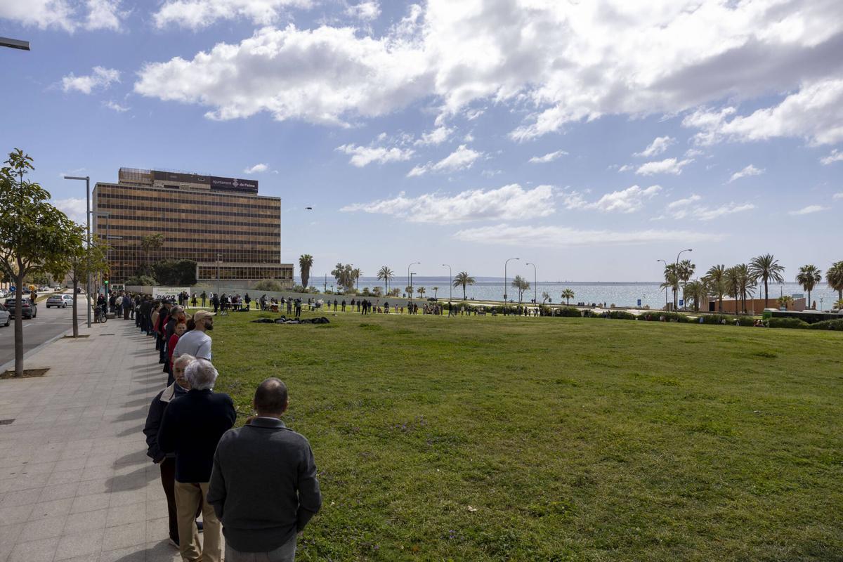Más de 200 personas forman una cadena humana contra el macroproyecto de GESA al grito de “¡Parque sí, cemento no!” Más de 200 personas forman una cadena humana contra el macroproyecto de GESA al grito de “¡Parque sí, cemento no!”