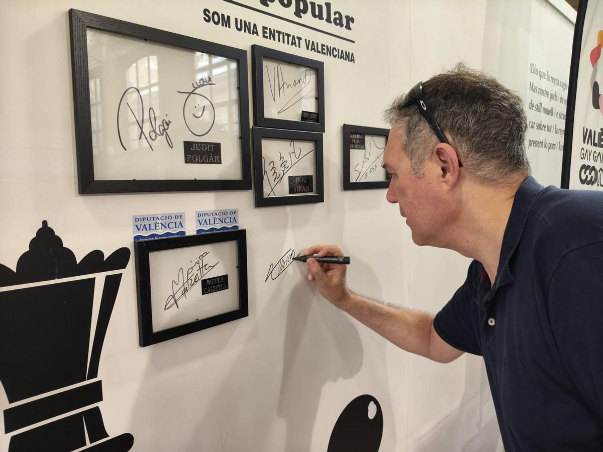 Miguel Illescas firmando en la Sala del Ajedrez