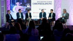 De izquierda a derecha: Carles Solé, CISO del Santander; Félix Martín, responsable de Servicios de Ciberseguridad para EMEA y Latinoamérica de HP Enterprise; Javier Calahorra, CISO de BBVA España; Sergio Gómez, socio responsable de ciberseguridad de KPMG en España; Alfredo Díez, COO de Cipherbit-Grupo Oesía; y Martí Saballs, director de Información Económica del grupo Prensa Ibérica.