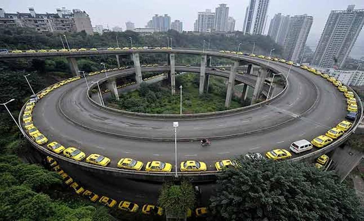 Taxis fan cua per omplir els seus tancs en una rampa del municipi de Chongqing (Xina).