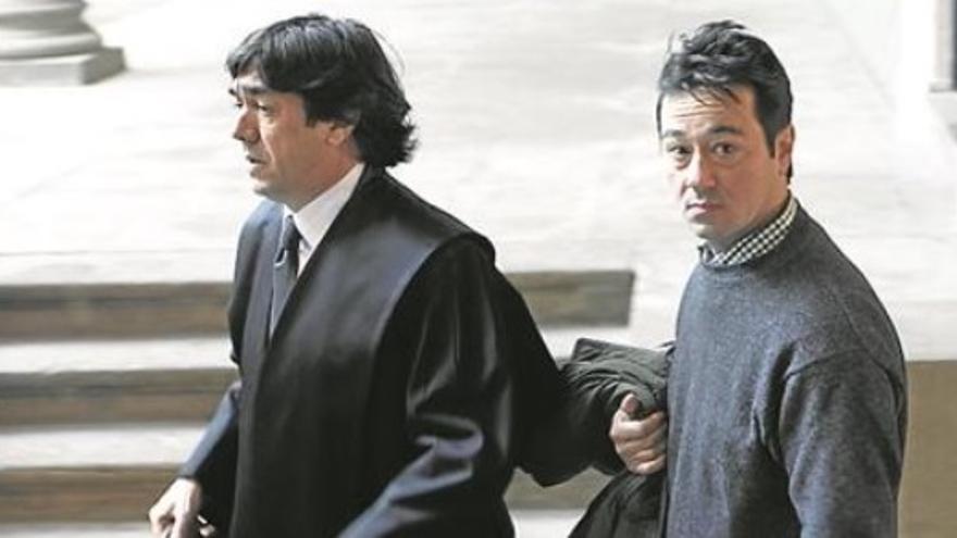 El penalista José Luis Melguizo junto al acusado que resultó absuelto.