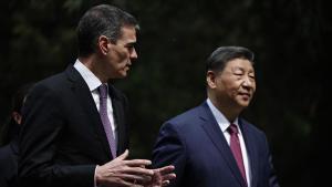 BEIJING (China), 11/04/2025.- Spanish Prime Minister Pedro Sanchez (L) and Chinese President Xi Jinping (R) speak as they walk along the gardens at Diaoyutai Guest House after their meeting in Beijing, China, 11 April 2025. (España) EFE/EPA/ANDRES MARTINEZ CASARES / POOL