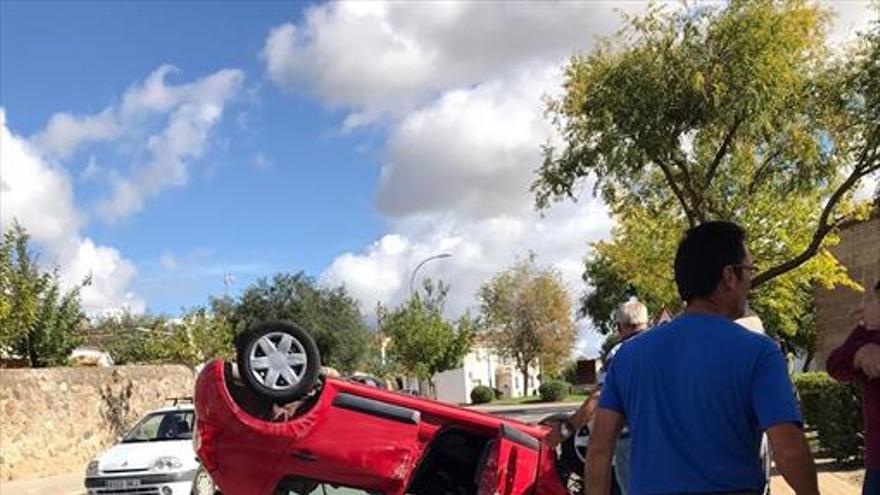 Un choque provocó el vuelco de un coche