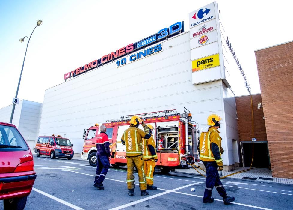 Desalojan la zona de ocio del centro comercial de Carrefour Petrer por un incendio