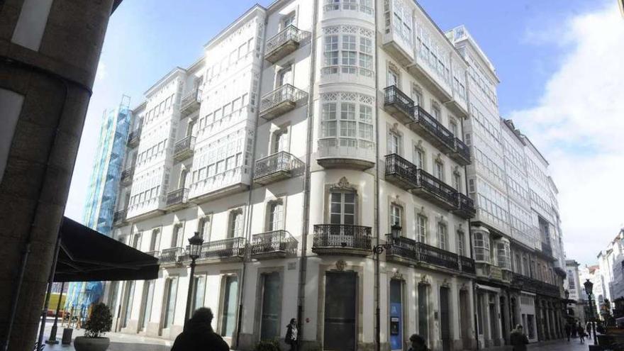 El edificio que fue sede del Centro Social y Financiero de Caixanova en A Coruña, desde Riego de Agua.