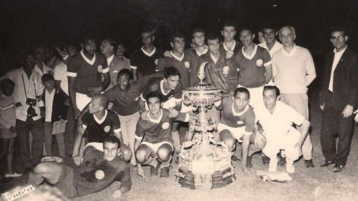 El Palmeiras, con el Trofeo Carranza que consiguió en 1969 ante el Real Madrid.