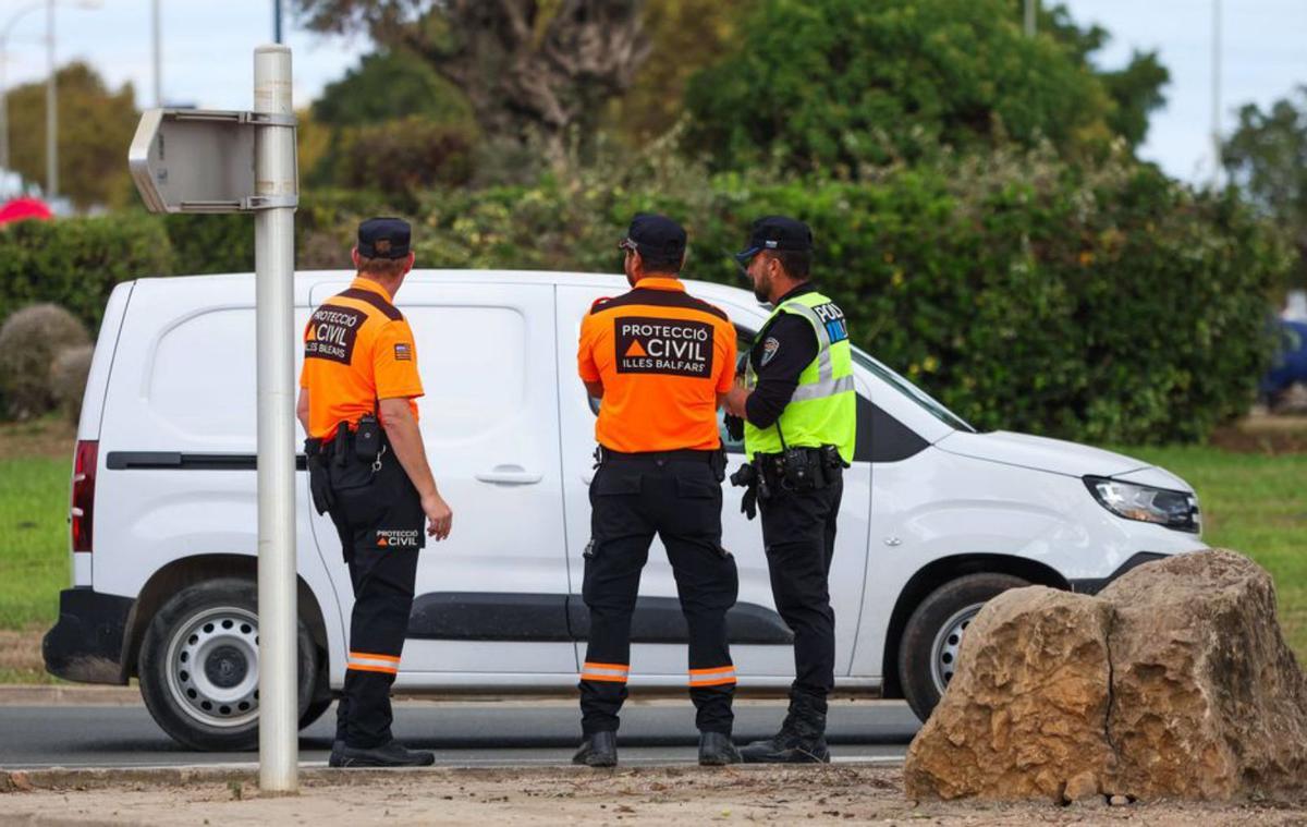 Agentes de la Policía Local y de Protección Civil, haciendo guardia. | J. A. RIERA