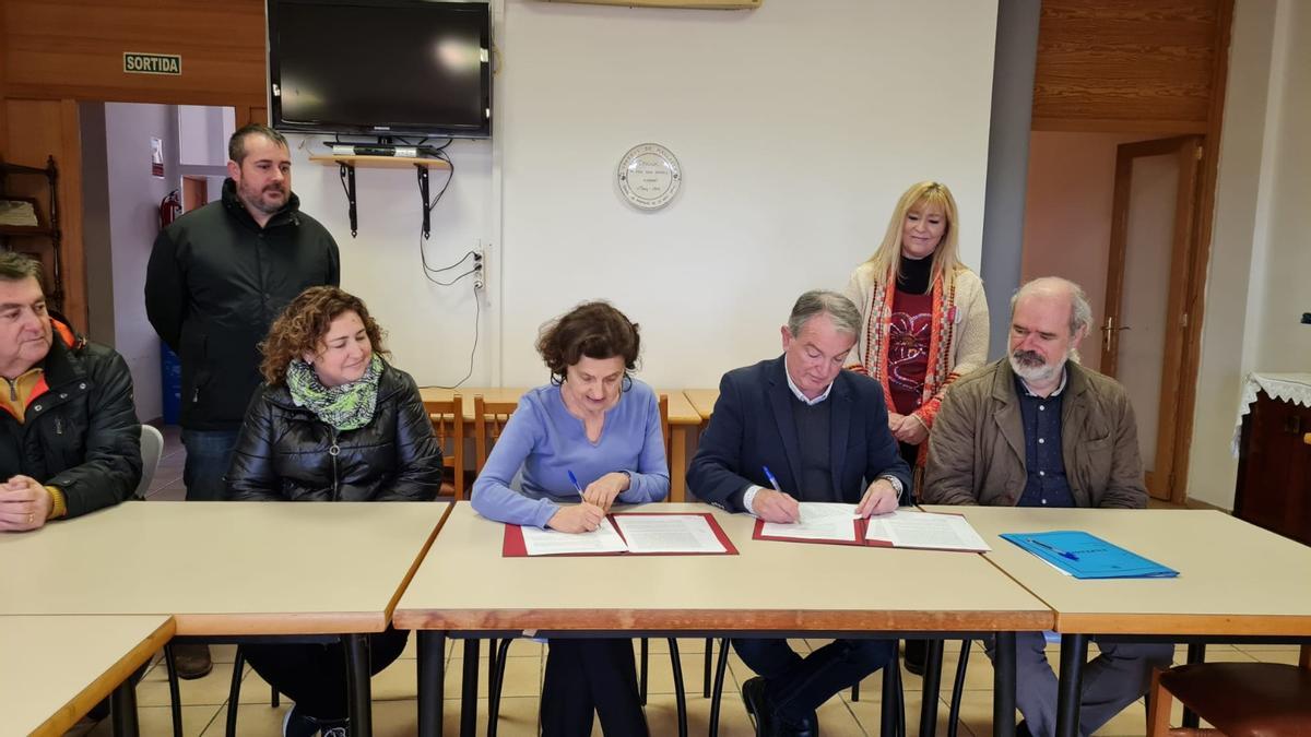 La consellera Fina Santiago y el alcalde Joan Rotger firman el convenio, este viernes en Selva.