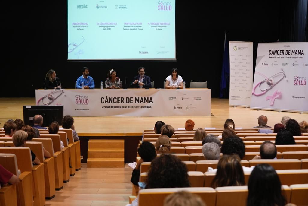 Un momento de la mesa redonda de la jornada sobre el cáncer de mama "Avanzando hacia la cura: terapias personalizadas"