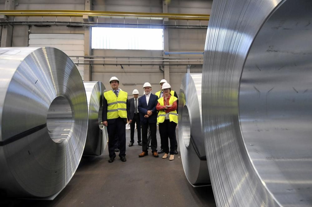 Víctor Audera y Sandra Velarde visitan la factoría de Asla en Villallana