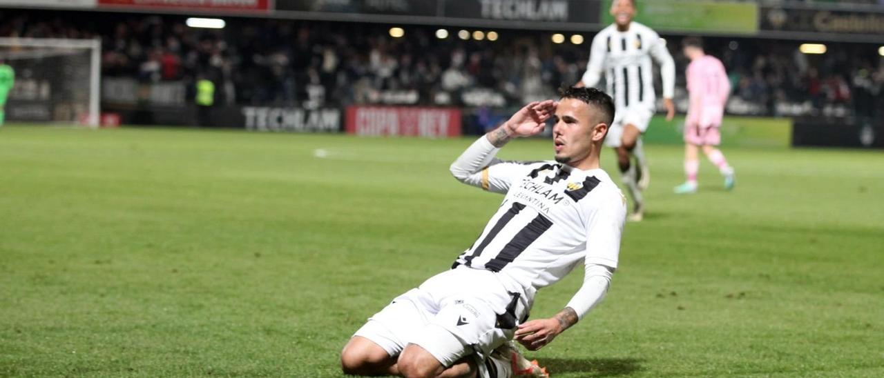 Israel Suero celebra el primer gol del CD Castellón ante el Oviedo en Copa del Rey.