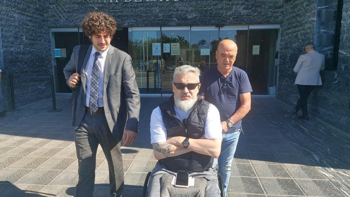 La víctima sale de la Ciudad de la Justicia de Elche tras el final del juicio.