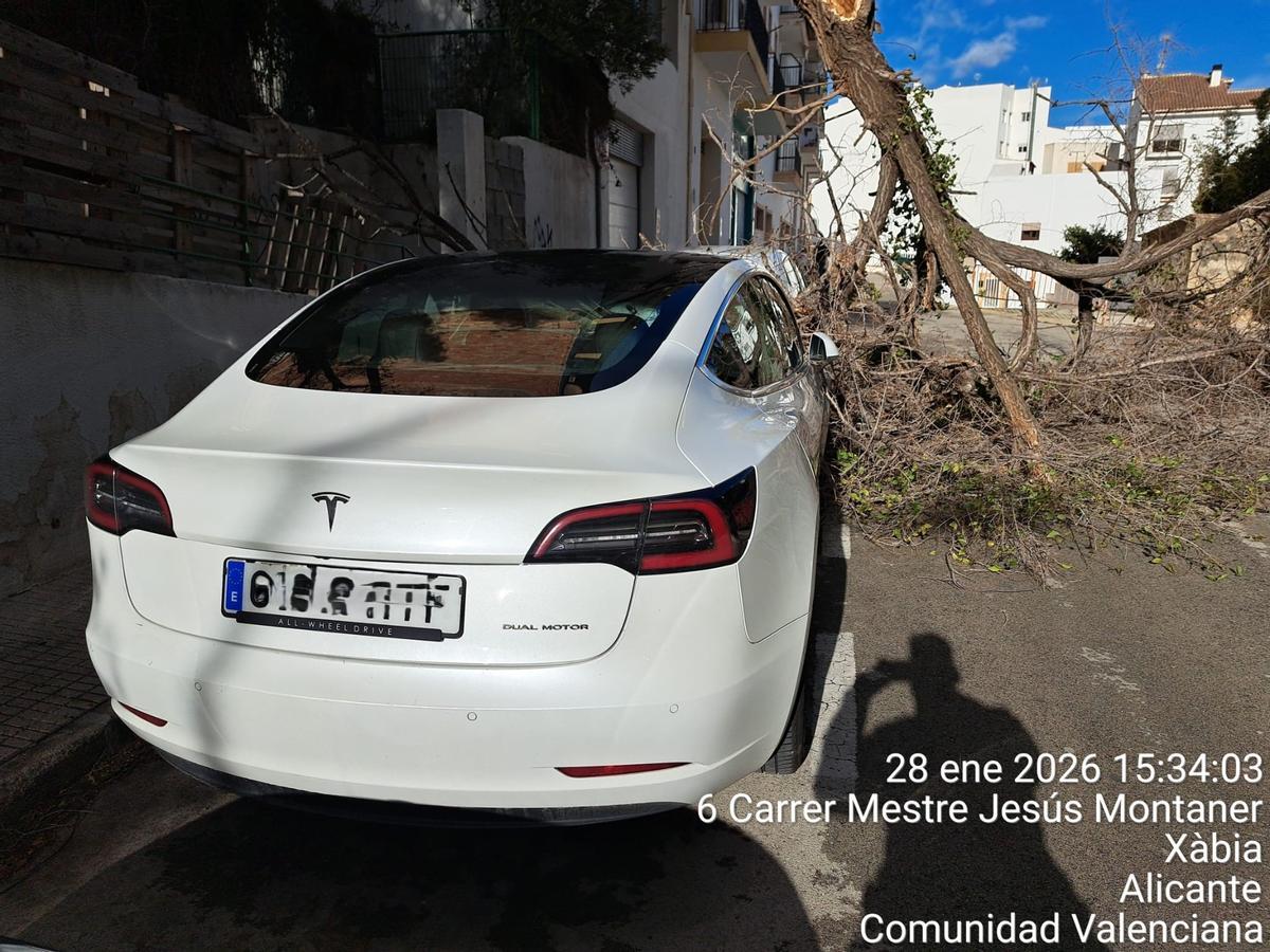 Uno de los coches que ha sufrido daños