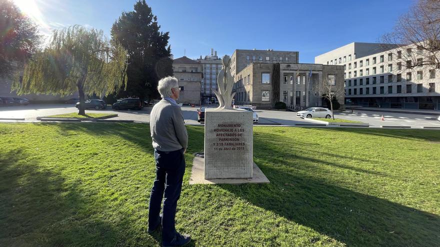 El paciente vigués de párkinson, junto al monumento a los enfermos y sus familias, en Vigo.