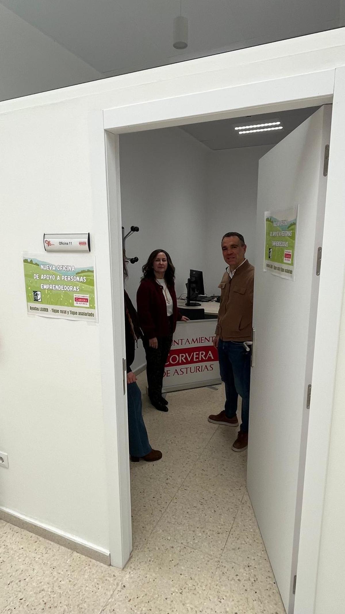 La concejala de Desarrollo económico, Rocío Martínez, y el alcalde, Iván Fernández, en la nueva oficina de emprendimiento de Corvera.