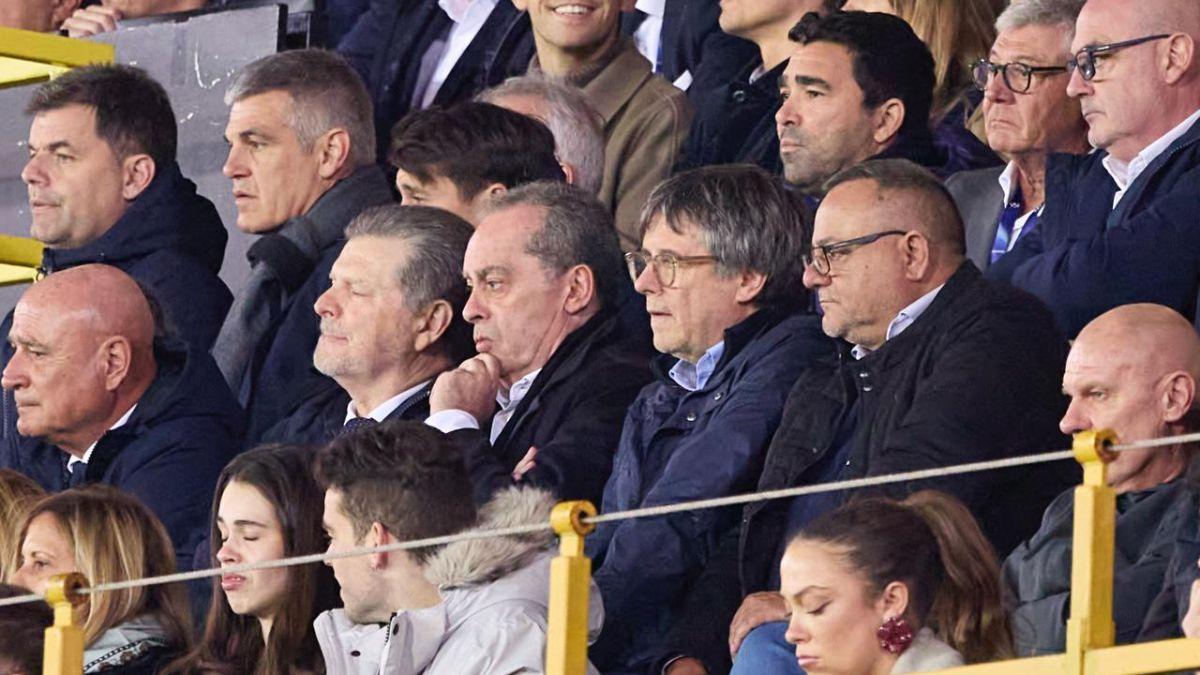 Carles Puigdemont siguiendo el partido entre el Brujas y el Barça