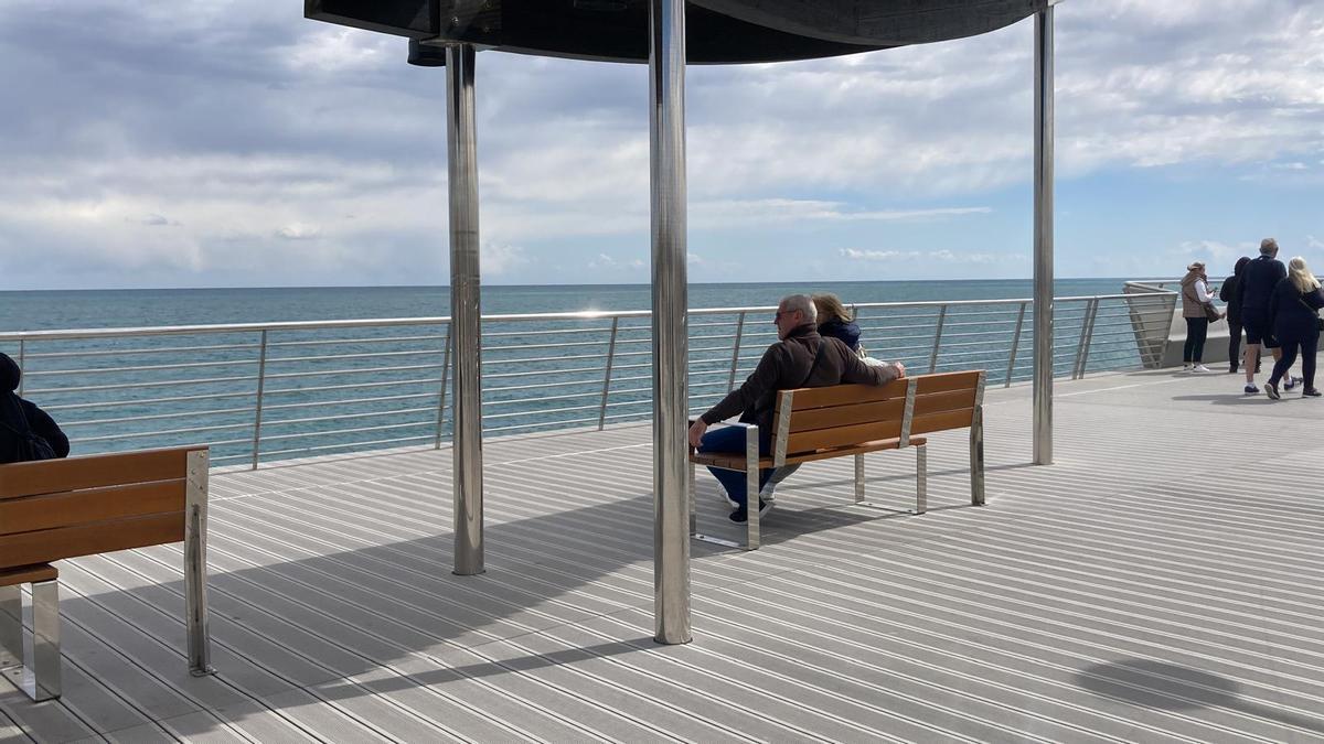 Aspecto de una de las pérgolas renovadas con mirador al mar