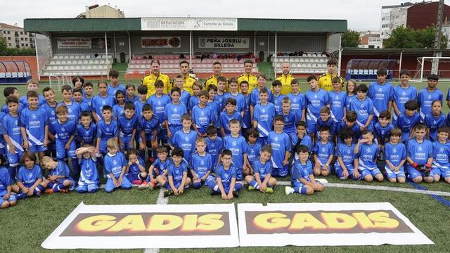 Niños en el campus de la Fundación
R.C. Deportivo de La Coruña en el campo
Outeiriño-Joselu Mato. | // BERNABÉ/JAVIER LALÍN