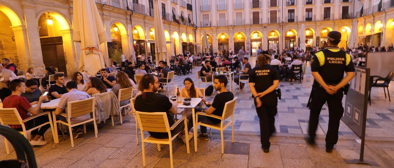 Policías locales realizando labores de vigilancia en la Plaça de Dins de Alcoy.