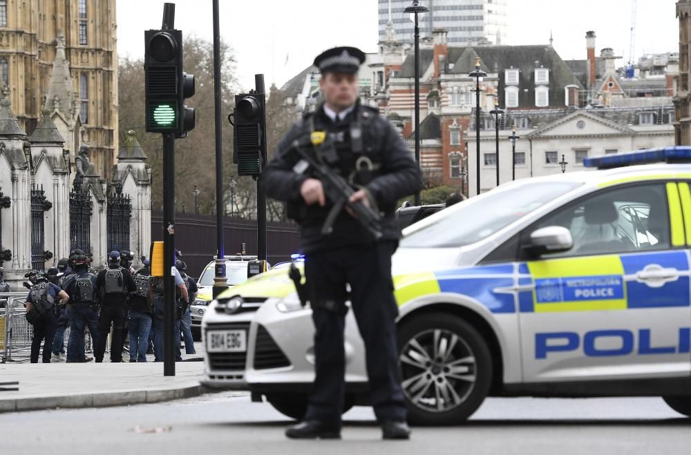 Tiroteig i apunyalament davant el Parlament britànic