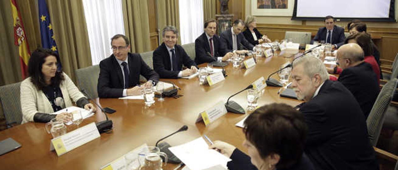 El ministro Alfonso Alonso (segundo por la izquierda), en la reunión celebrada ayer en Madrid.