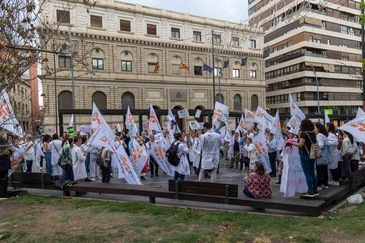 Médicos vuelven a protestar en Alicante contra la prohibición de ejercer en la sanidad privada