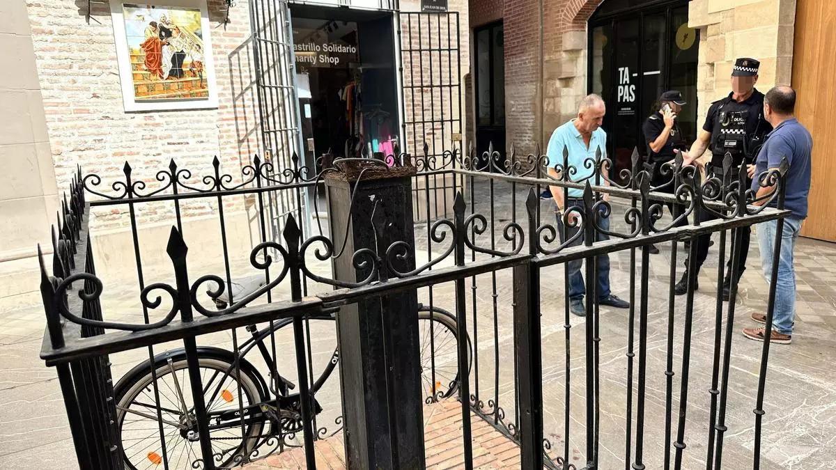 Los restos del Cristo de los Faroles, tras el ataque vandálico a finales de julio, en la plazuela de San Juan de Dios.