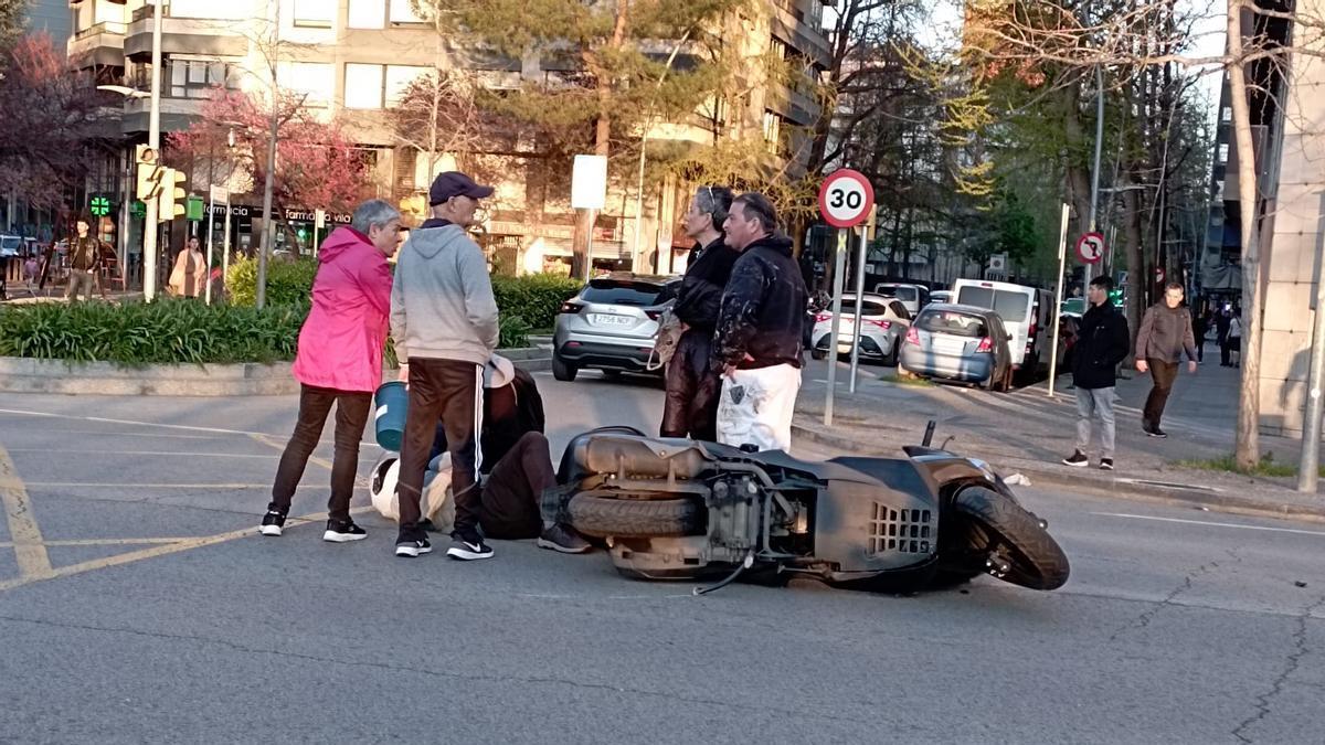 Motorista ferit després de topar amb un cotxe a la cruïlla de l’avinguda de Barcelona amb el carrer de la Creu.