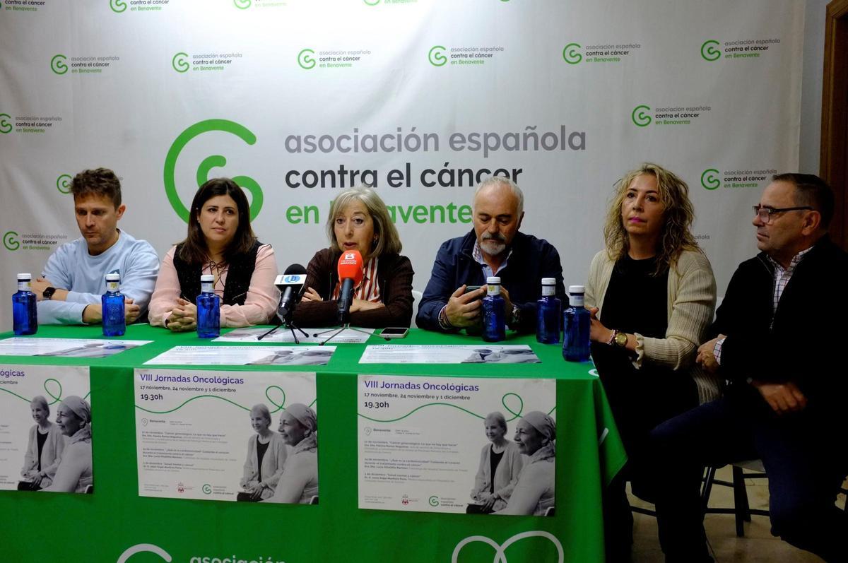 La presidenta de la AECC-Junta Local de Benavente, presentando las VIII Jornadas Oncológicas.