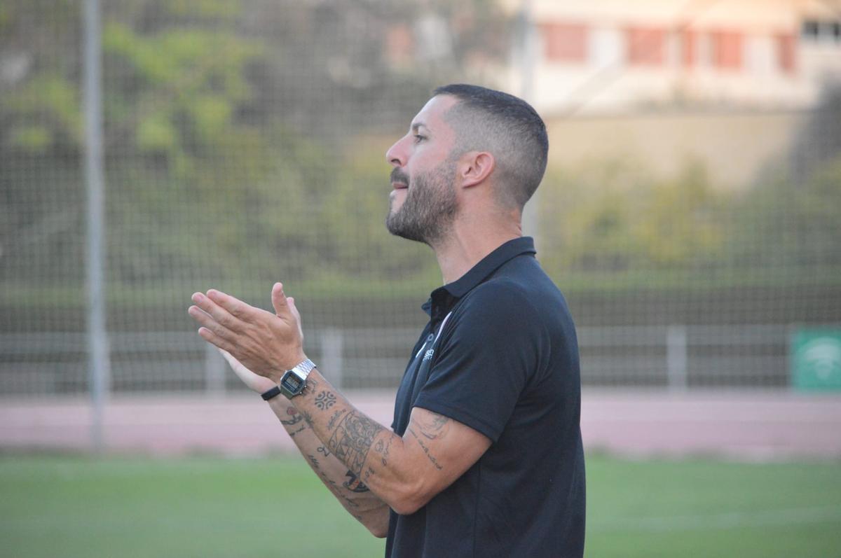 Álvaro Cejudo da indicaciones a sus futbolistas durante un encuentro del Salerm Puente Genil.
