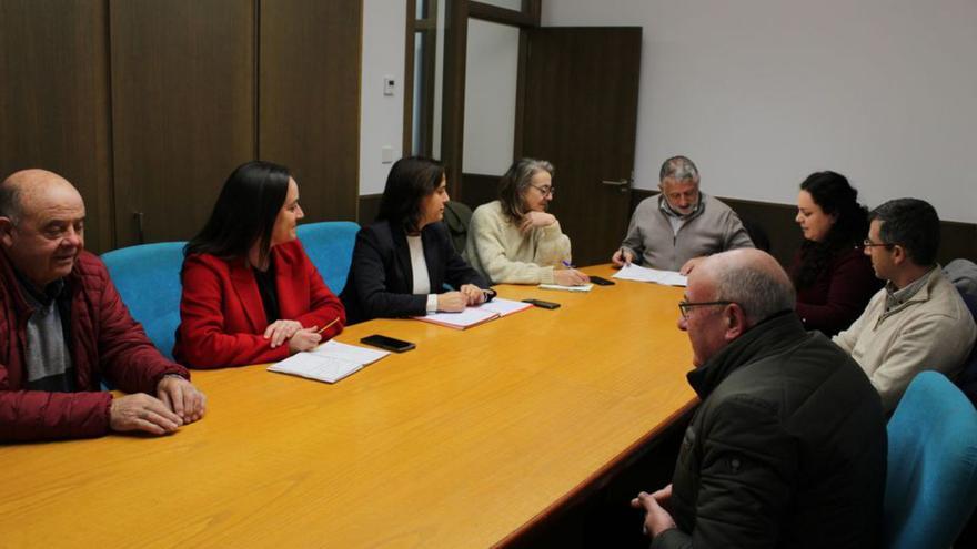 Reunión de la junta de gobierno de Silleda en la nueva sede municipal.