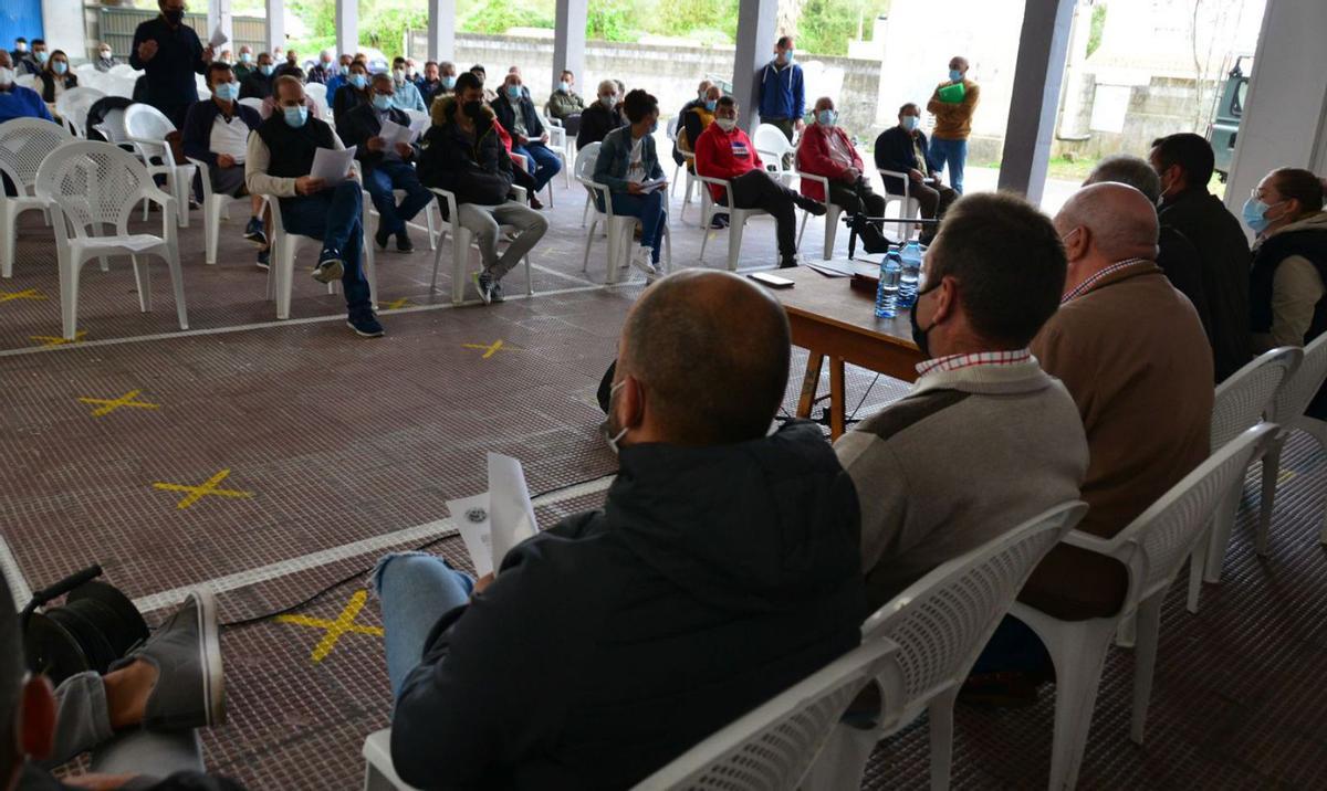 Una asamblea comunal de Moaña celebrada al aire libre.   | // GONZALO NÚÑEZ