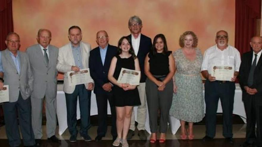 Entrega premios literarios y cierre del curso de pintura.