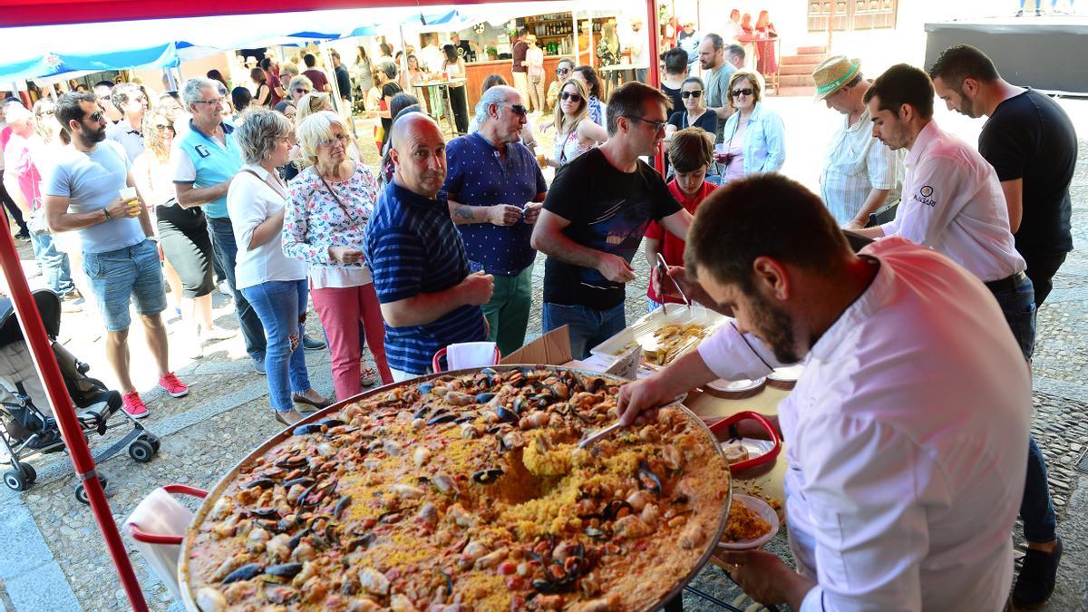 Reparto de paella, en una edición de la feria anterior al covid.