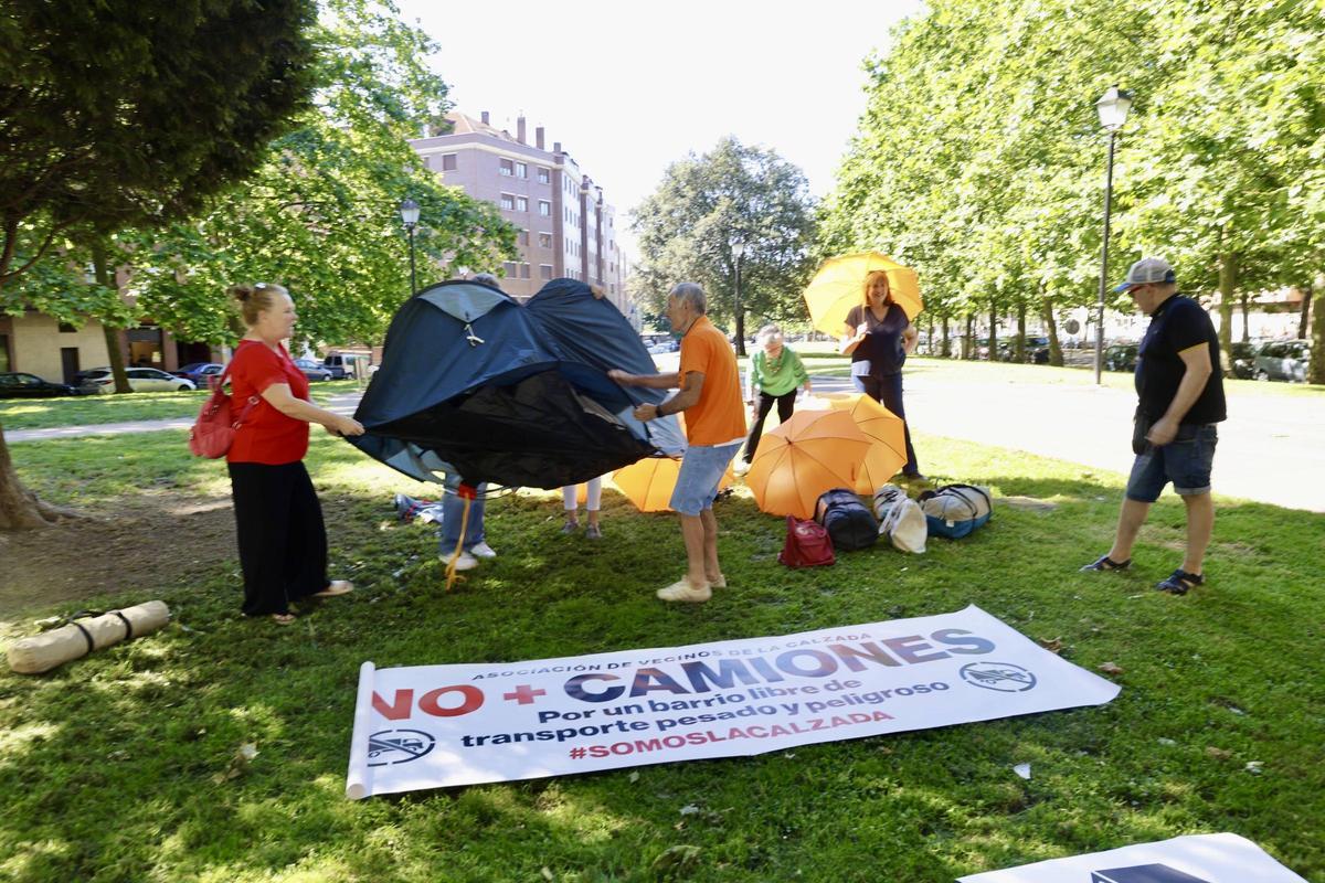 Los preparativos para la gran acampada de los vecinos de La Calzada, en imágenes Los preparativos para la gran acampada de los vecinos de La Calzada, en imágenes